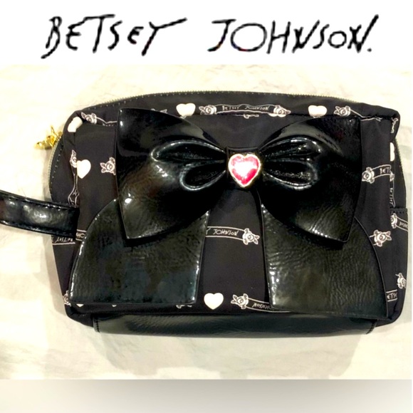 Betsey Johnson Handbags - 🛍️BETSEY JOHNSON Banners/Roses Cosmetic/Toiletry Travel Bg size8x7 NWTag holder
